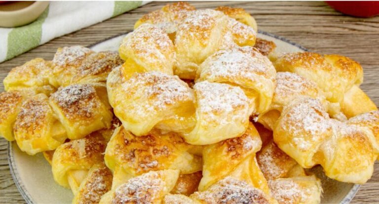Apple pie made from puff pastry: delicious and easy to prepare You only need an apple and puff pastry to make the best sweet ever!