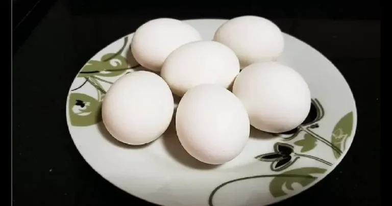 Put a slice of lemon in the egg cooking water: the secret trick that will make your life easier