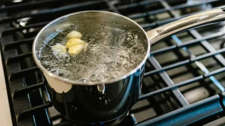 BOIL 3 GARLIC CLOVES IN A POT BEFORE GOING TO BED: WHAT HAPPENS