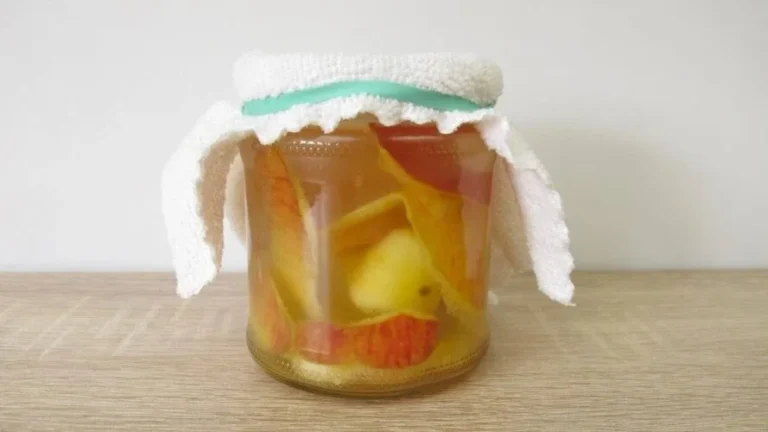Never discard apple peels: soak them in a jar full of vinegar