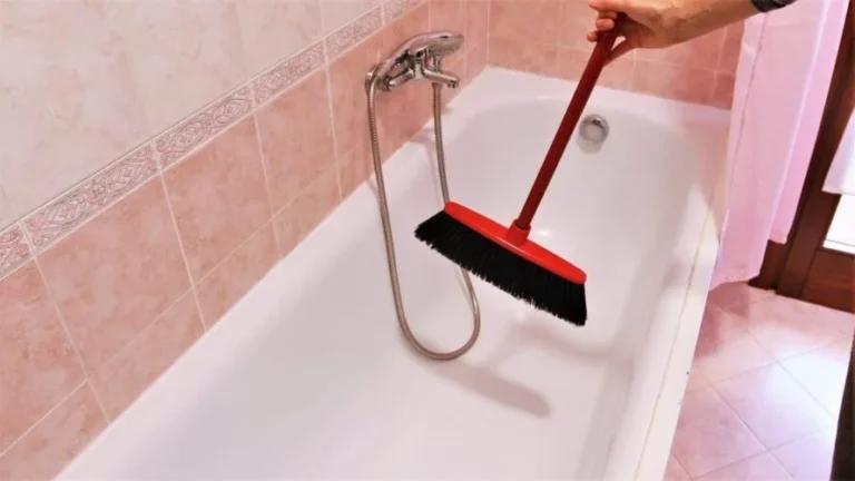 Bathtub, the trick to cleaning it in 2 minutes without effort: it comes back as if it were new