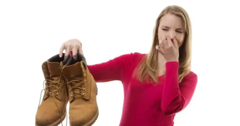 If your shoes stink, here we show you how to clean them and perfume them with grandma’s makeup