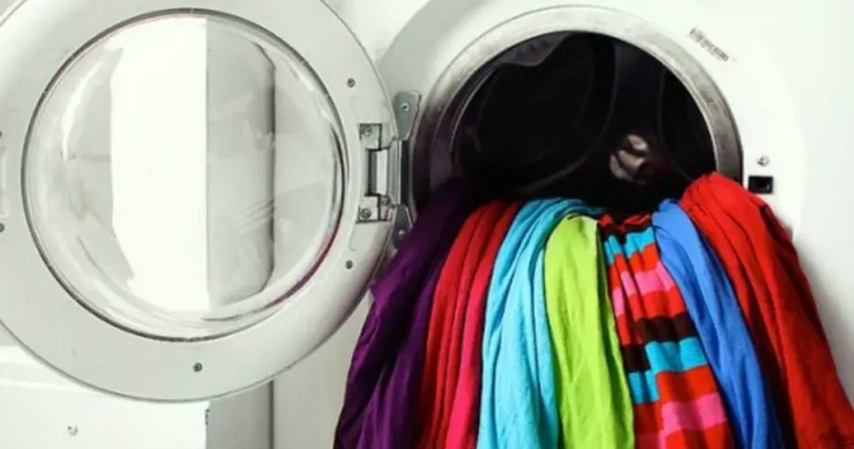 Dark clothes in the washing machine: wash them like this to have a shiny and scented black