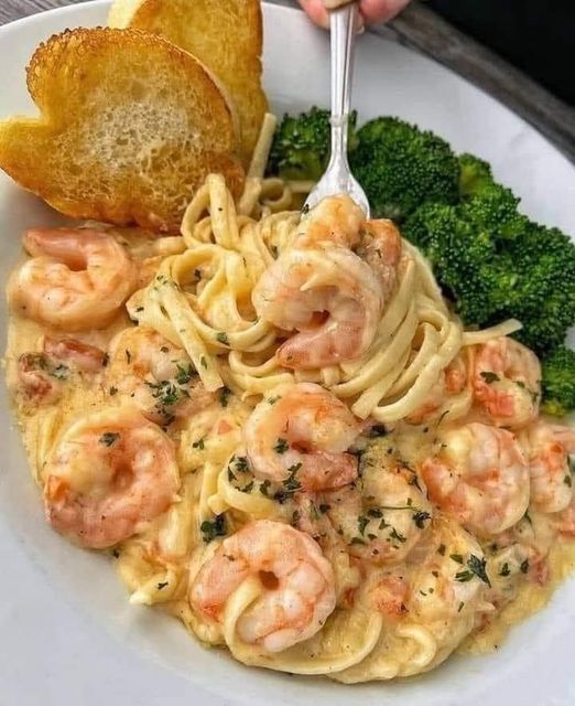 ALFREDO PASTA WITH SHRIMP