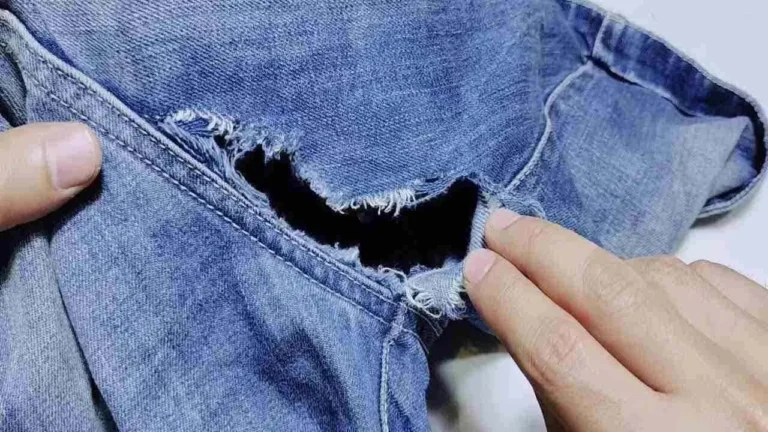 HOW TO SEW A HOLE BETWEEN THE LEGS OF JEANS WITHOUT LEAVING TRACES: PREPARE THE NEEDLE