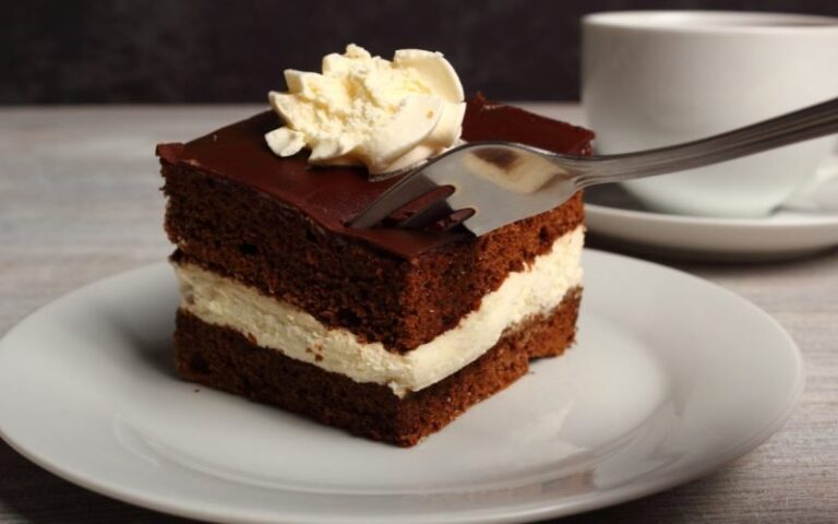 Airy chocolate cream cake from Poland – so inviting