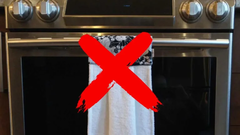 Towel on the oven door: a bad habit to abandon! Could cause problems