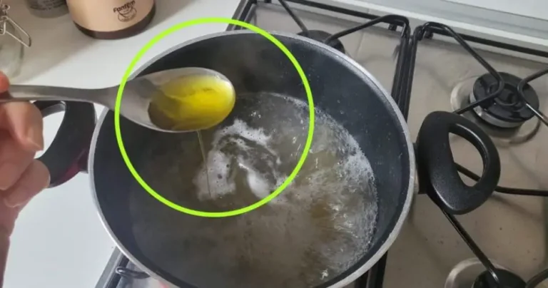 Add a tablespoon of olive oil to the pasta water: Grandma’s trick