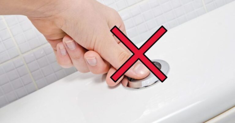 Never flush the toilet after urinating, it’s a big mistake: here’s why