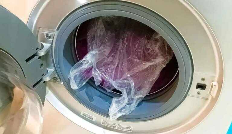 Put 1 plastic bag in the washing machine: what happens to the laundry 30 minutes later