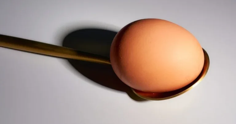 How to peel cooked eggs perfectly and in just a few minutes with the spoon trick!