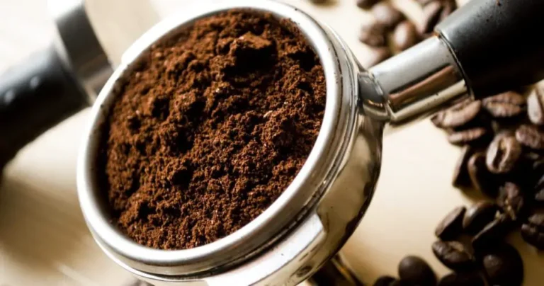 Mix the coffee grounds with warm water and admire the result!
