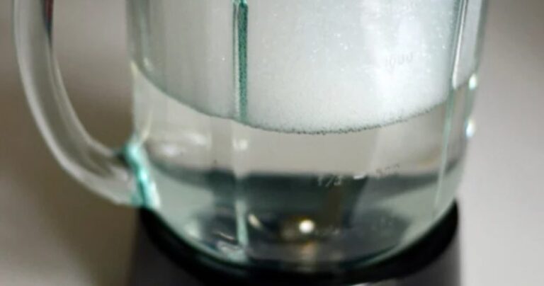 Put a teaspoon of baking soda in the blender and blend: Impeccable result!