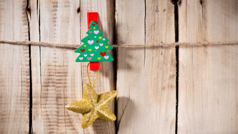 Original ideas for Christmas: get some simple clothespins