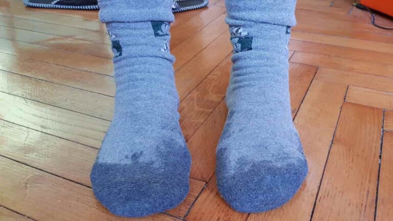 Why sleeping with wet socks at night is good for your health: what happens