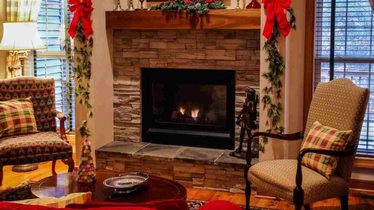How to decorate the fireplace for the Christmas holidays: easy ideas