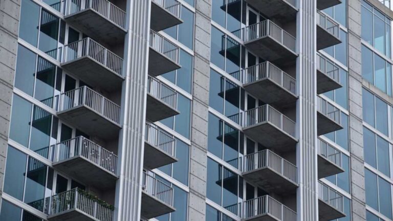 Condominium, how to behave when the neighbor makes noise