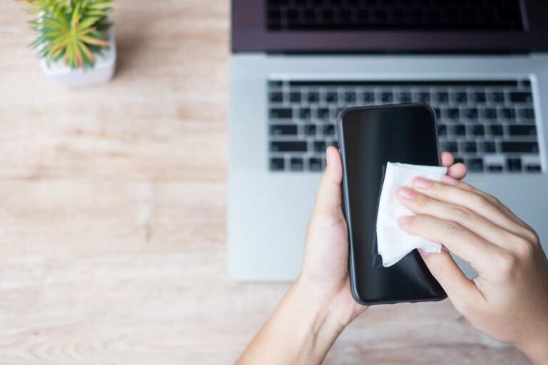 How to clean the screens of electronic devices without ruining them: advice