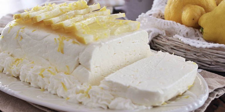 Frozen dessert with crème fraîche and lemon