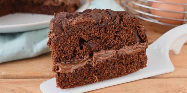 Chocolate cake with a creamy heart: with pieces of chocolate that make it irresistible and inviting