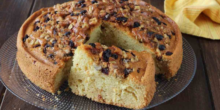 Mixed apple pie with raisins and nuts: so moist and delicious