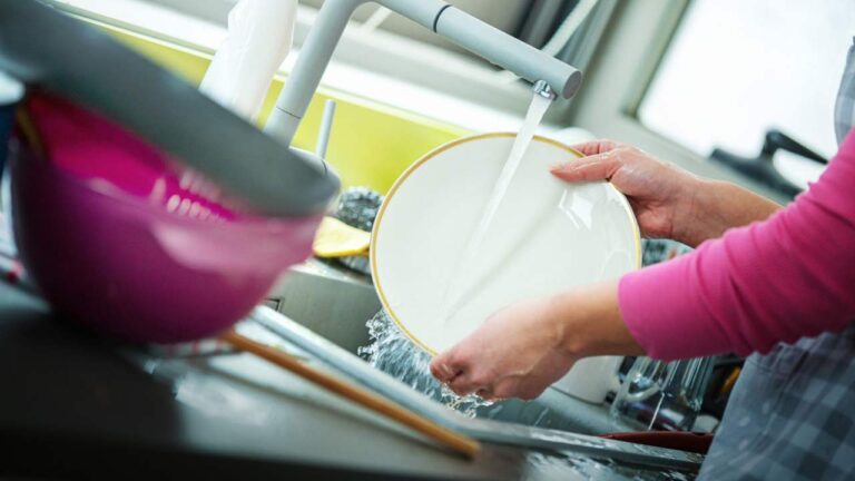 How to wash dishes correctly: 10 tricks to make the most of detergent