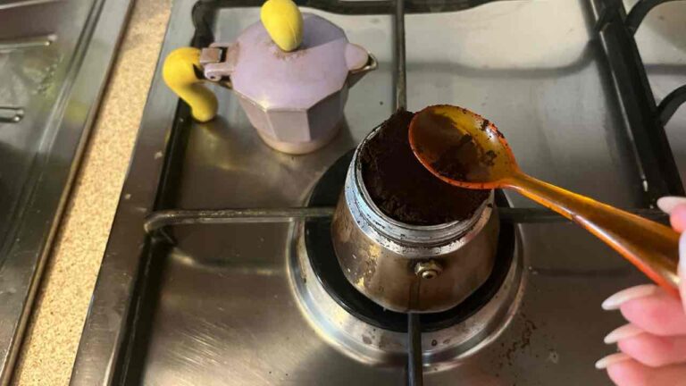 Should the coffee in the moka be pressed or not? The answer from the cooking experts