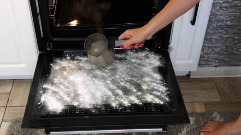 With this method the oven will stay clean for over a month: don’t waste money
