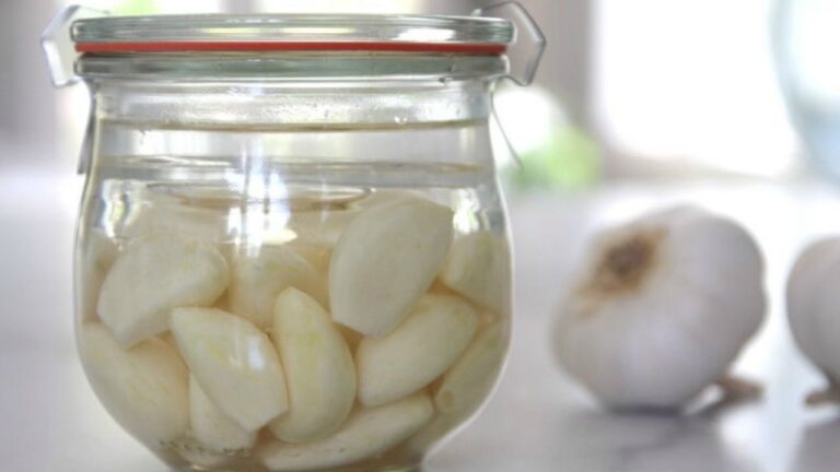 Soak 5 cloves of garlic in a jar full of water: why many do it