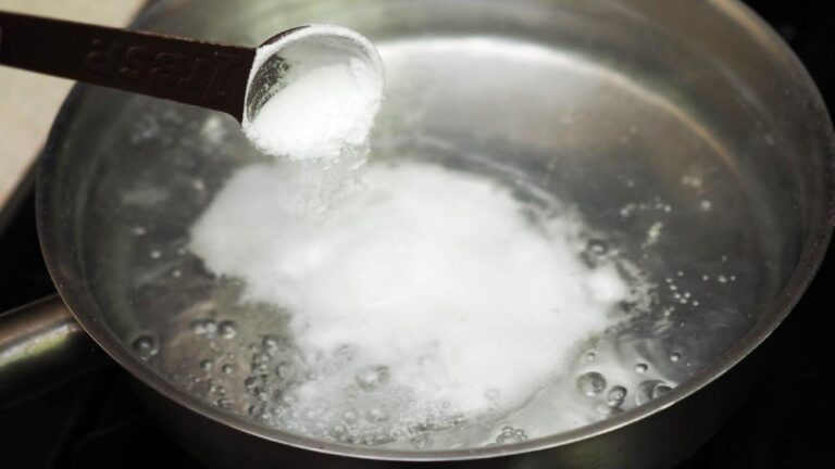 Throw a spoonful of baking soda into a pot of boiling water: what happens