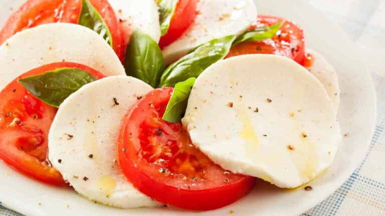 These people should never eat tomatoes with mozzarella: because