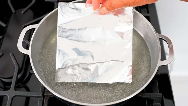 Put a sheet of tinfoil in boiling water, even rich people do it: the reason