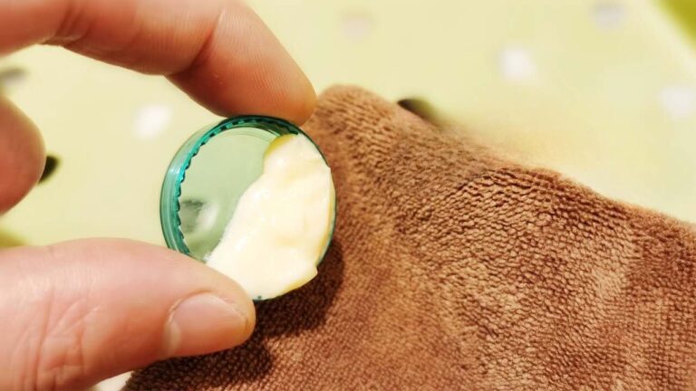 Strofinalo sui mobili, la polvere non tornerà ad essere più un problema in casa