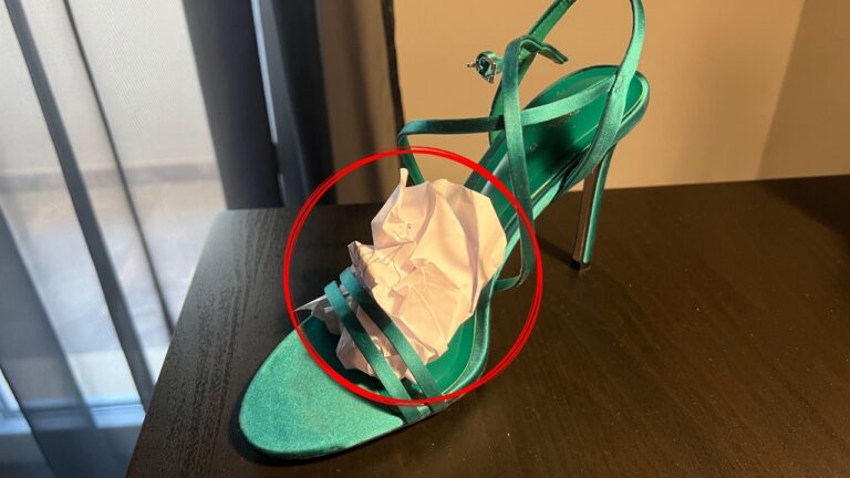 Tight sandals, not a shoemaker: how to widen them in a matter of seconds