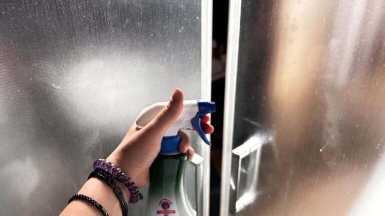 If you spray it before getting out of the shower, it dries immediately: 10 seconds will be enough