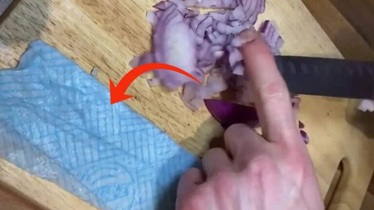 Onion, with the napkin trick you will cut it without crying: goodbye tears