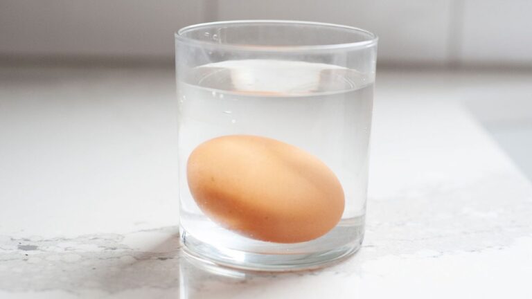 Eggs, immerse them in a glass full of water: why you have to do it before cooking them
