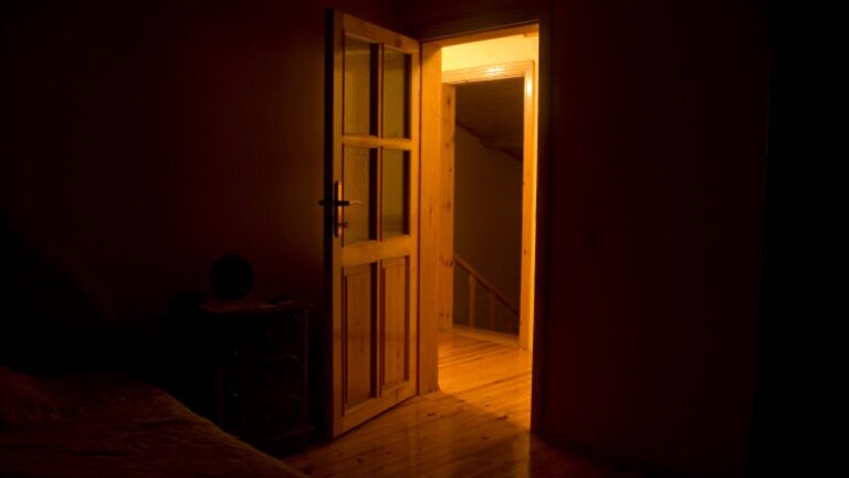 Why does furniture make noise at night? Only a few people had managed to figure out the cause