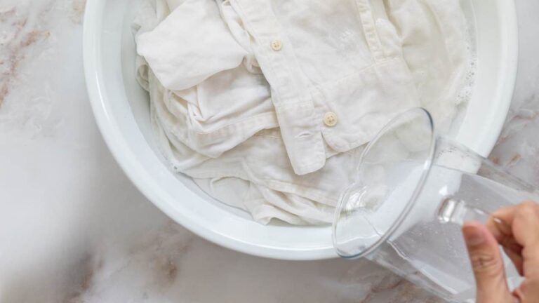 Laundry yellowed by the sun, how to fix it in one move: so it goes back to how it was before